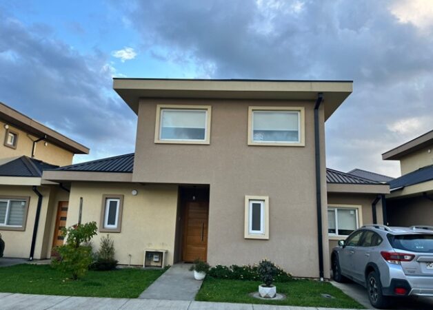 SE VENDE EXCELENTE CASA, SEMI – NUEVA CONDOMINIO PARQUE ANTUMALAL, TEMUCO.