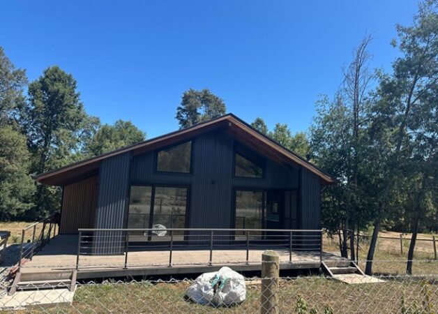 VENTA DE PARCELA 5.000 M2 CON CASA NUEVA, LUZ, AGUA… A 23 MINUTOS CENTRO DE VILLARRICA