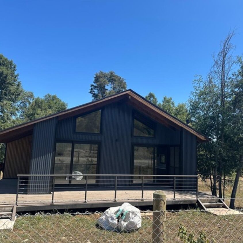 VENTA DE PARCELA 5.000 M2 CON CASA NUEVA, LUZ, AGUA… A 23 MINUTOS CENTRO DE VILLARRICA