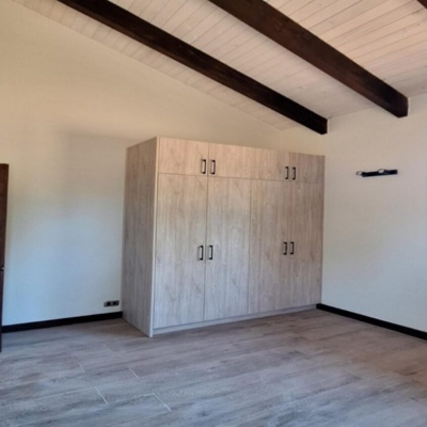 VENTA DE PARCELA 5.000 M2 CON CASA NUEVA, LUZ, AGUA… A 23 MINUTOS CENTRO DE VILLARRICA