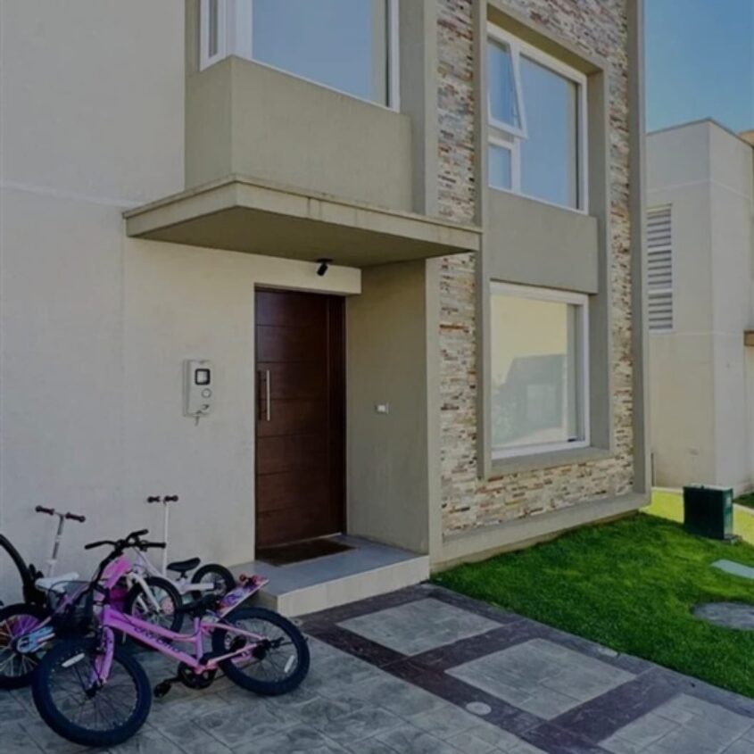 SE VENDE EXCELENTE CASA EN CONDOMINIO, TEMUCO.